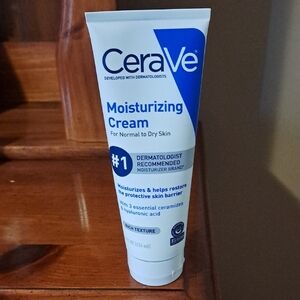 CeraVe Moisturizing Cream - White and Blue